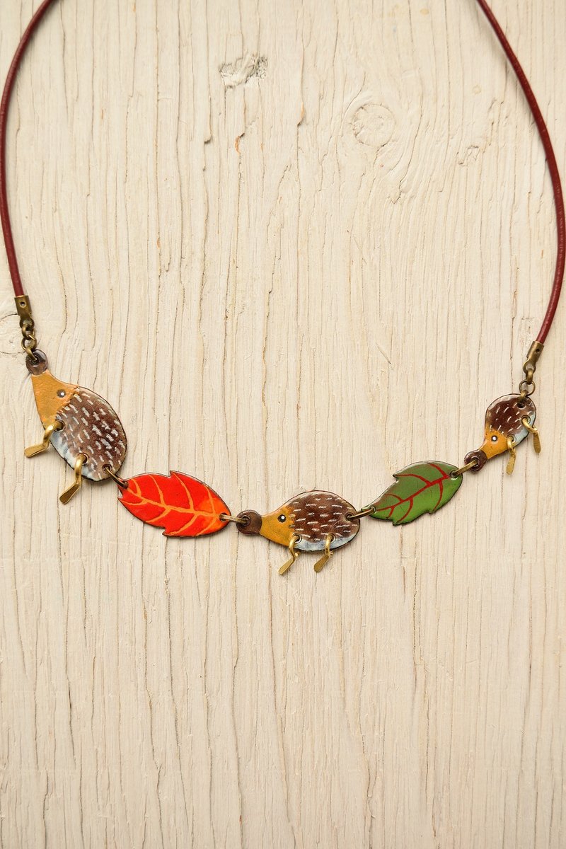 Hedgehog Family Enamel Necklace, Leaves, Spiny Hedgehog, Forest Jewelry, Leaf - 项链 - 珐琅 咖啡色