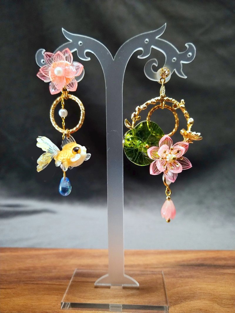 小金鱼系列【荷塘月色】金黄针式~不对称耳环 - 耳环/耳夹 - 树脂 黄色