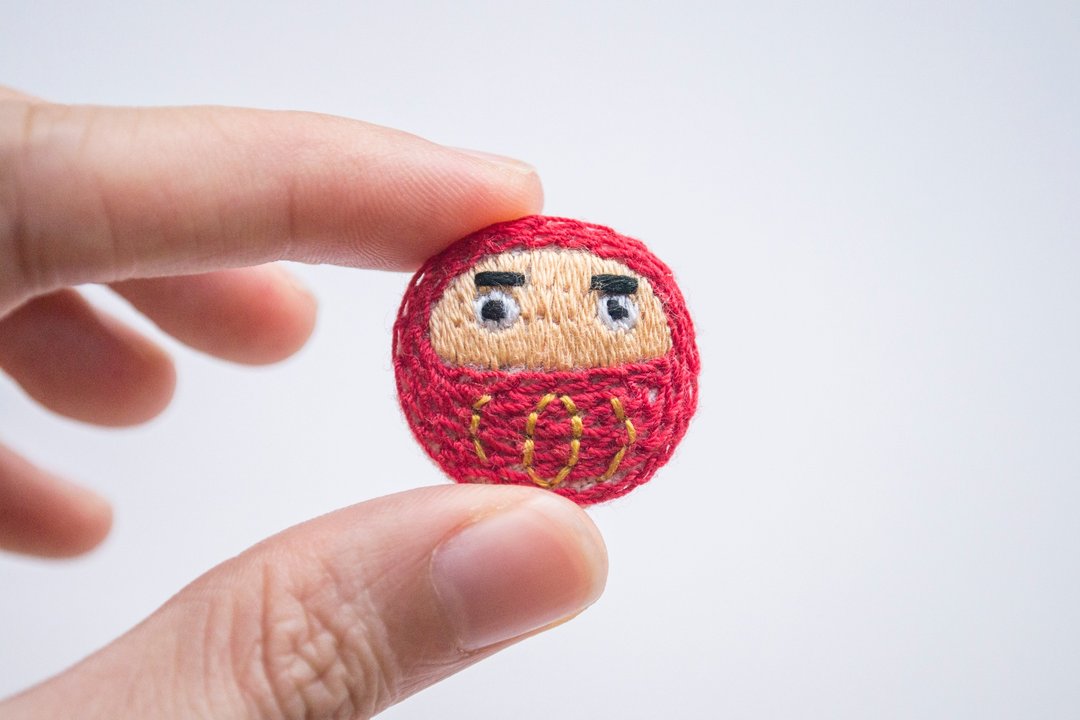 達磨胸針 Daruma mini brooch pin - 胸针 - 棉 红色