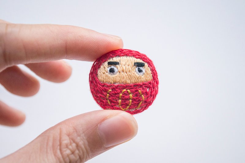 達磨胸針 Daruma mini brooch pin - 胸针 - 棉．麻 红色