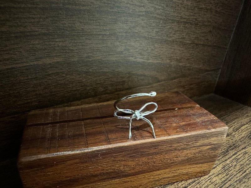 手作银饰— 蝴蝶结造型 开放戒 可调式戒围 925纯银戒指 蝴蝶结饰 - 戒指 - 纯银 银色