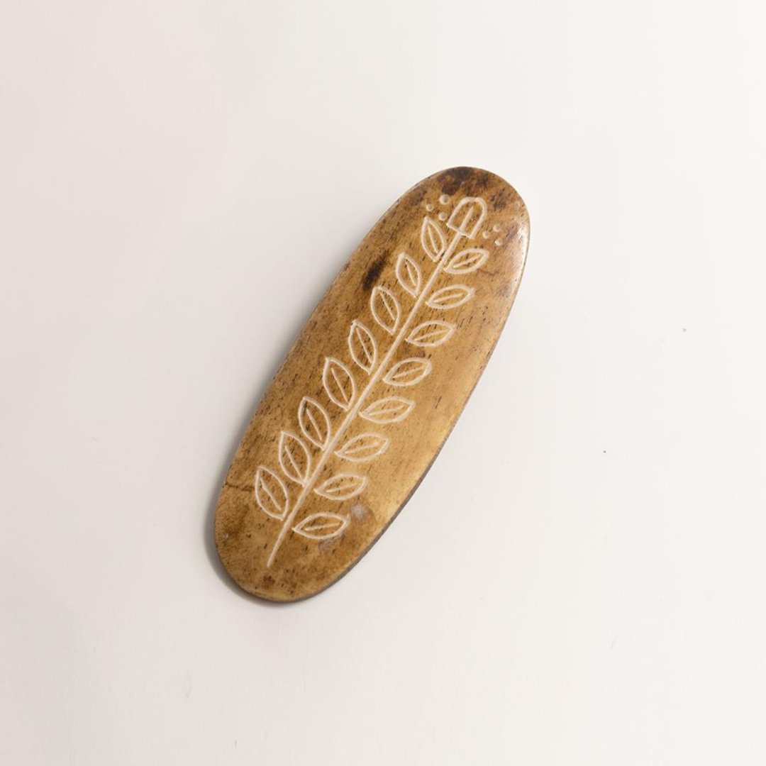 Buffalo Bone Brooch / Circle Leaf Brown - 胸针 - 环保材料 