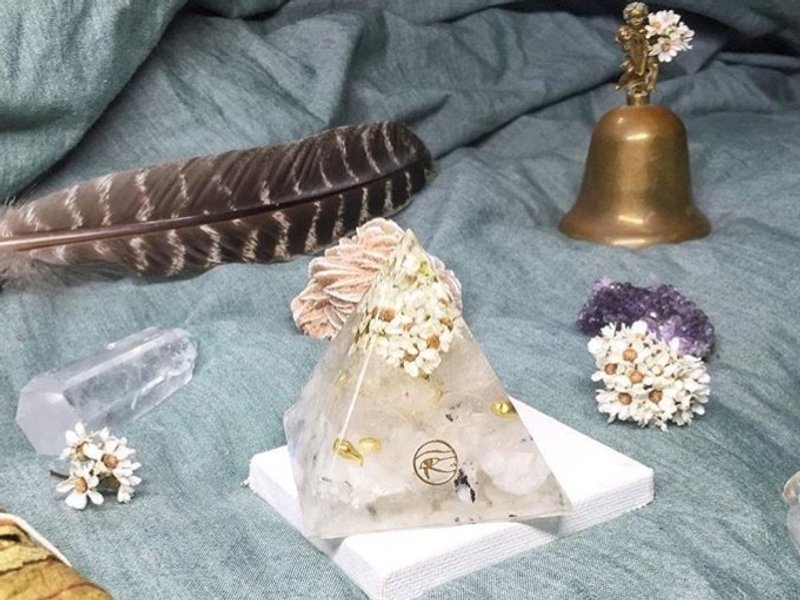 Orgonite 干燥花能量塔 — 白梅、白水晶、月光石 - 摆饰 - 宝石 白色