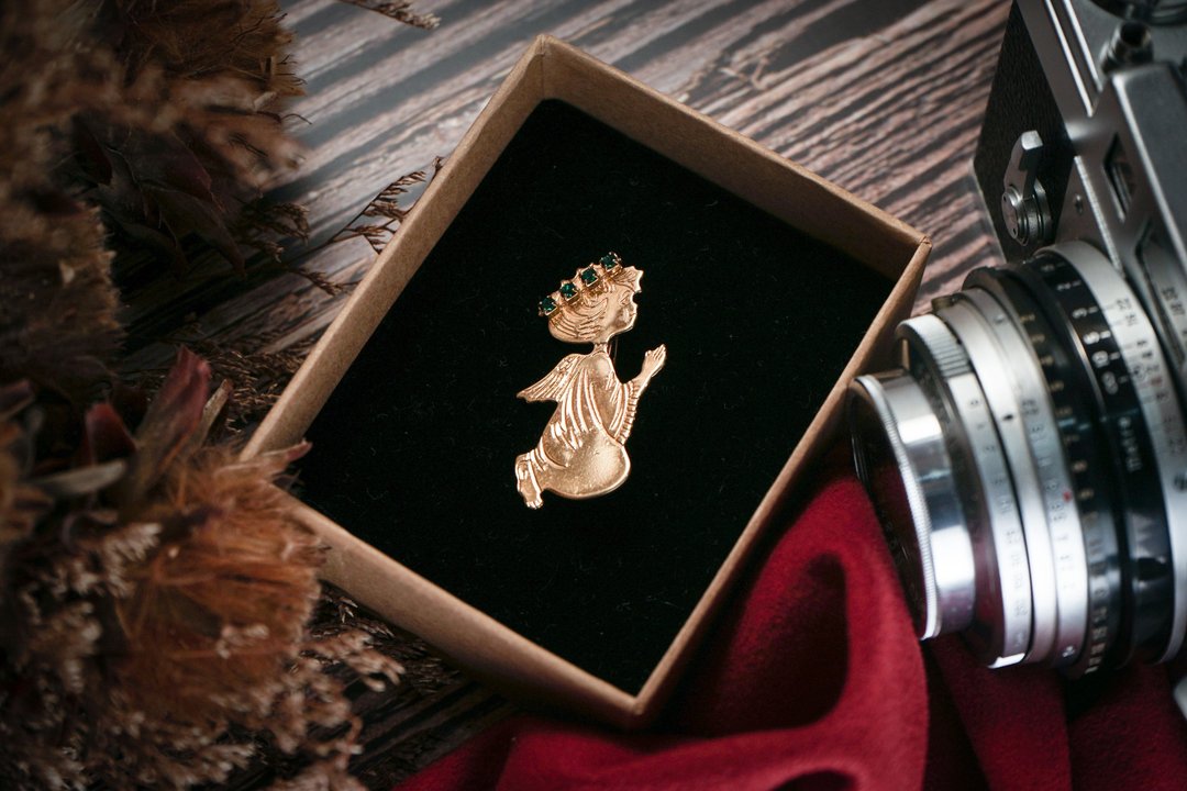 VINTAGE绿色莱茵石小天使古着胸针 古董饰品/西洋老件 - 耳环/耳夹 - 其他金属 金色