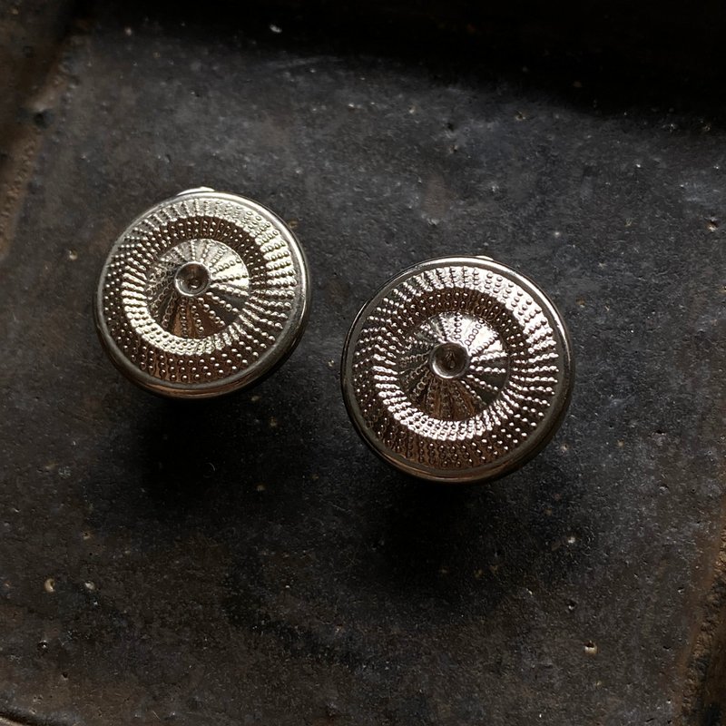 银河盾牌复古耳环 (夹式) - 耳环/耳夹 - 塑料 银色