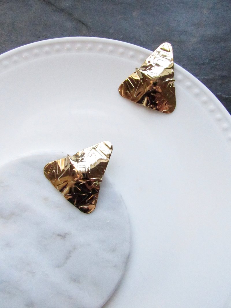 Vintage Textured Triangle Gold Statement Earrings - 耳环/耳夹 - 贵金属 金色