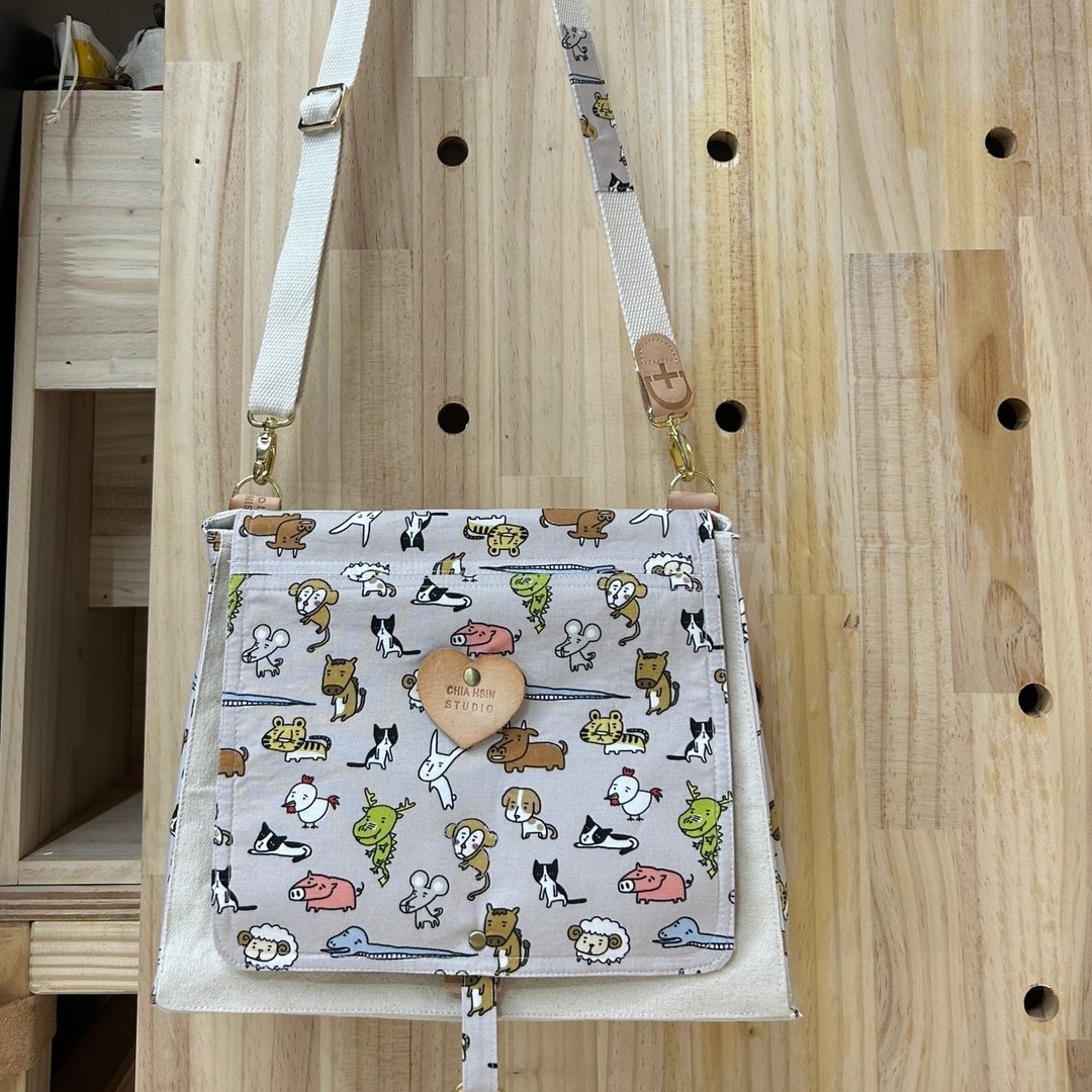 森林派对  /  插画风侧背包   /   可调式轻便肩背袋 - 侧背包/斜挎包 - 棉 粉红色