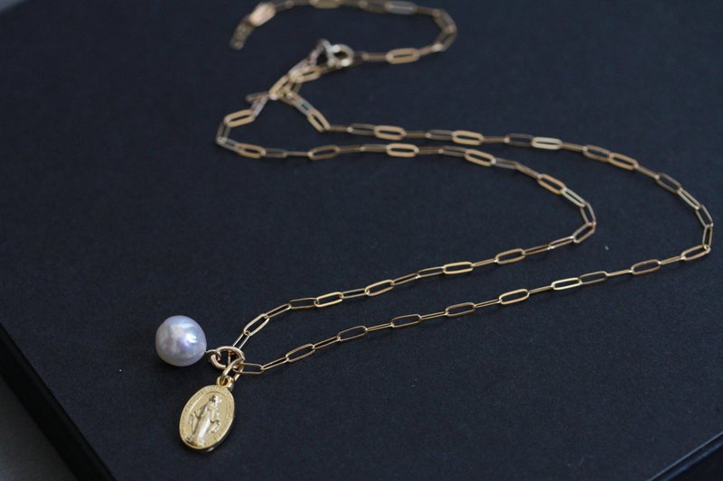 巴洛克珍珠与 Miraculous Medal 项链 14KGF 椭圆链身 可调长度 - 项链 - 珍珠 白色