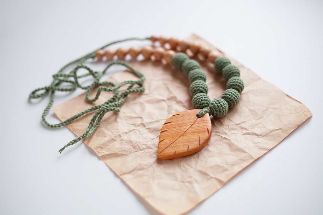 Crochet Boho Teething Necklace with Wooden Leaf Pendant for Breastfeeding Mom - 项链 - 木头 绿色