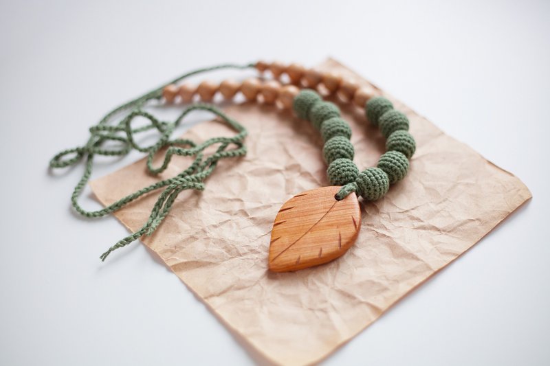 Crochet Boho Teething Necklace with Wooden Leaf Pendant for Breastfeeding Mom - 项链 - 木头 绿色