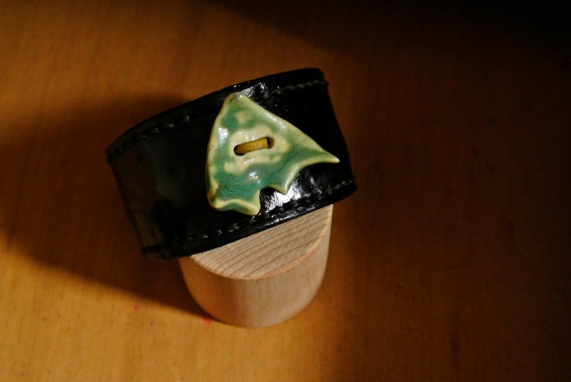 手环  牛皮革  日本白瓷 自然釉色无限看不腻 1350高温烧 - 手链/手环 - 瓷 