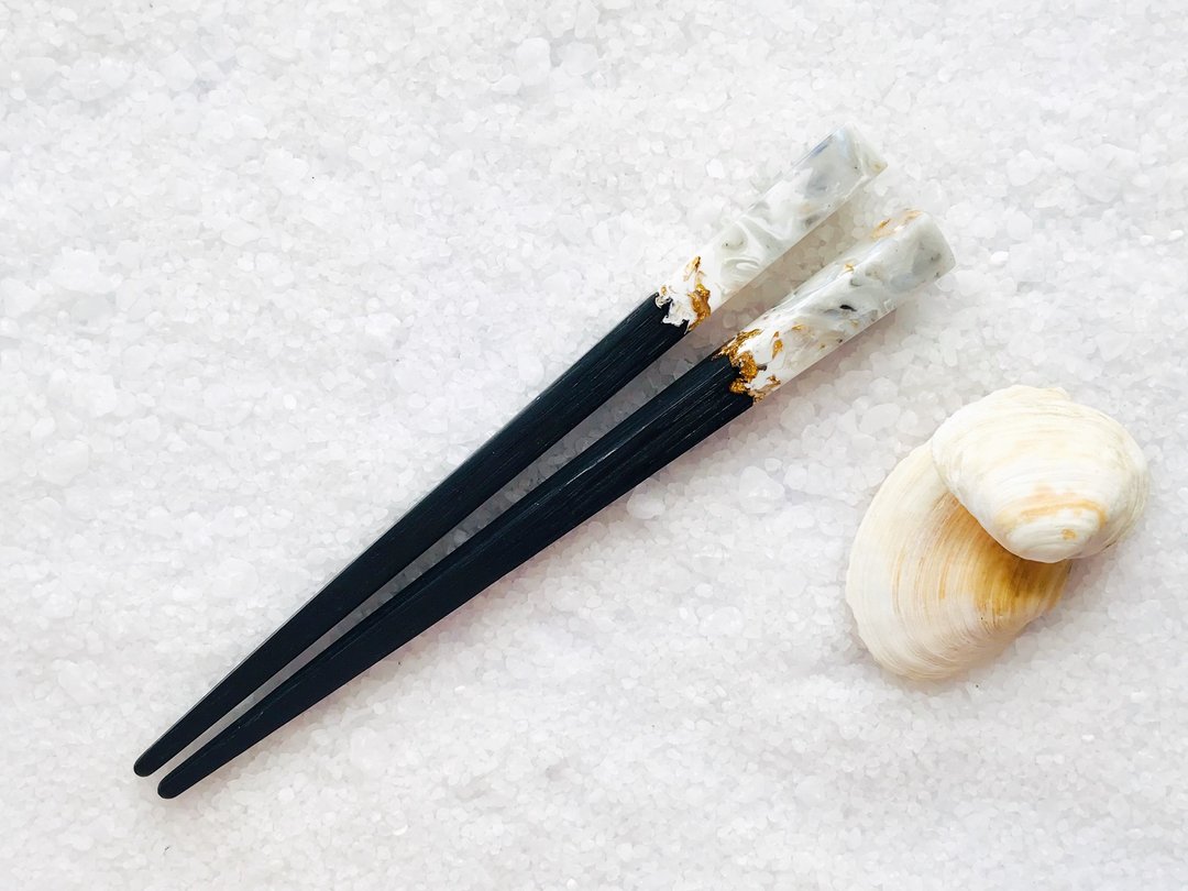 Hair stick with black oak wood, white resin and gold foil - 发饰 - 木头 黑色