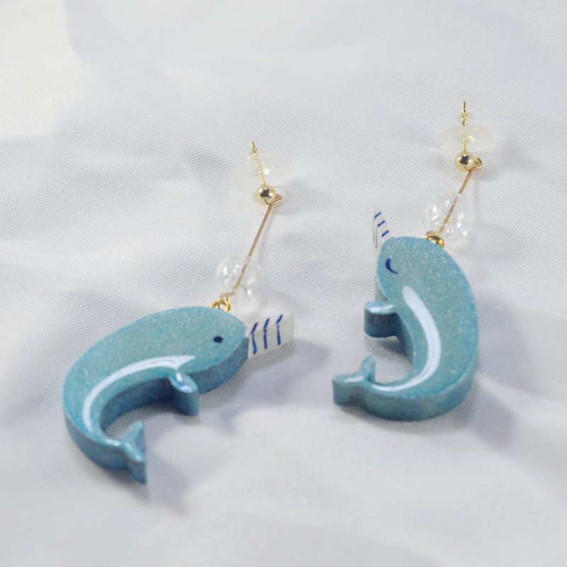 我是一只鱼 蓝色独角鲸 可爱不同表情的独角鲸耳环 手绘木制 - 耳环/耳夹 - 木头 蓝色