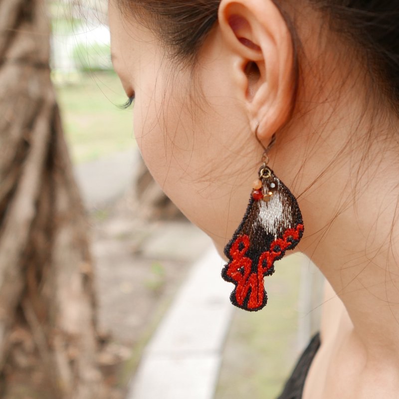 刺绣 蝴蝶 凤尾耳环 / 宽尾凤蝶 - 耳环/耳夹 - 绣线 多色