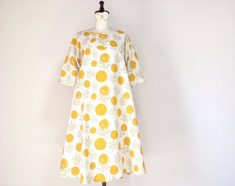 Mimosa pattern flare one piece flower white - 洋装/连衣裙 - 棉．麻 黄色