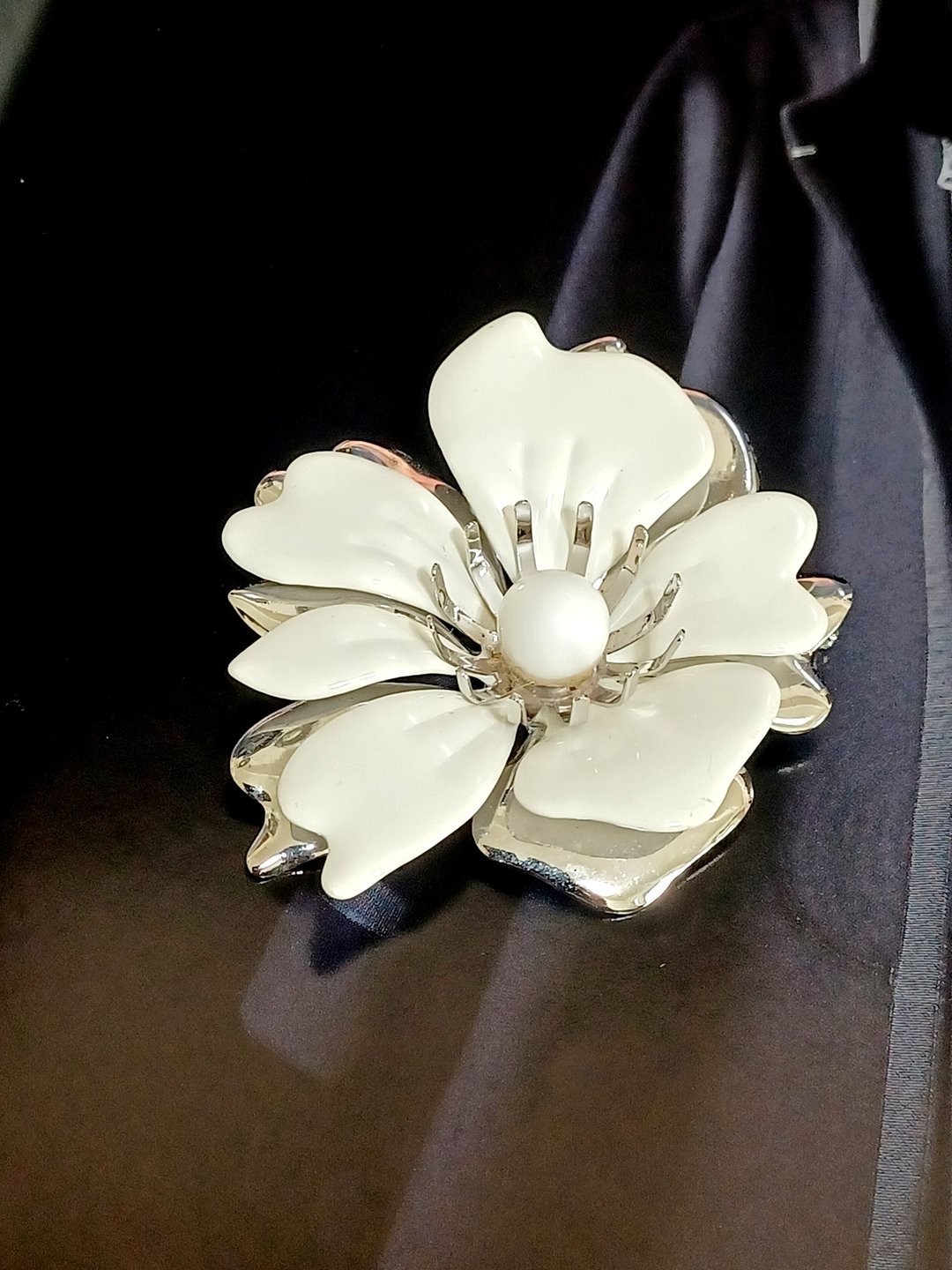Avintage jewelry Sarah cov 夏日魔法系列 白色珐琅花 别针 - 胸针 - 其他金属 