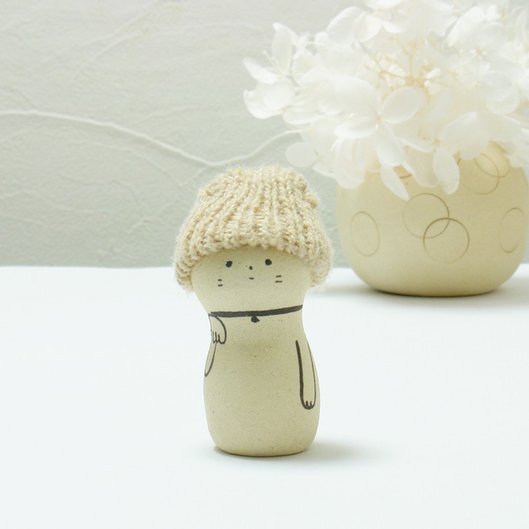 Handmade ceramic doll Maneki Neko wearing a knit hat S size - 摆饰 - 陶 卡其色