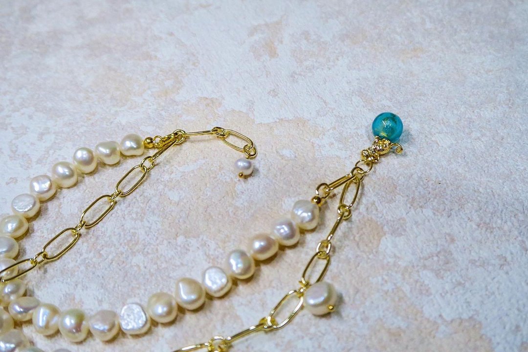 金箔金龟绿猫咪精油吊坠淡水微巴洛克珍珠项链 - 项链 - 珍珠 白色
