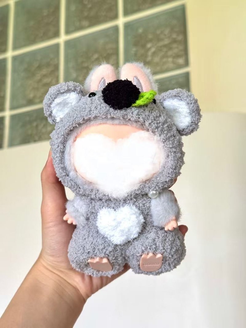 手工钩织灰色无尾熊主题娃衣|尤加利叶装饰| 适用15/17cm潮流公仔 - 玩偶/公仔 - 棉．麻 灰色