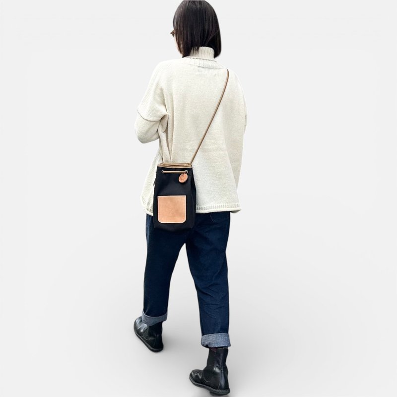 nico 黑色 x 米色 泼水加工尼龙素材 x 意大利皮革束口袋包 - 侧背包/斜挎包 - 尼龙 黑色