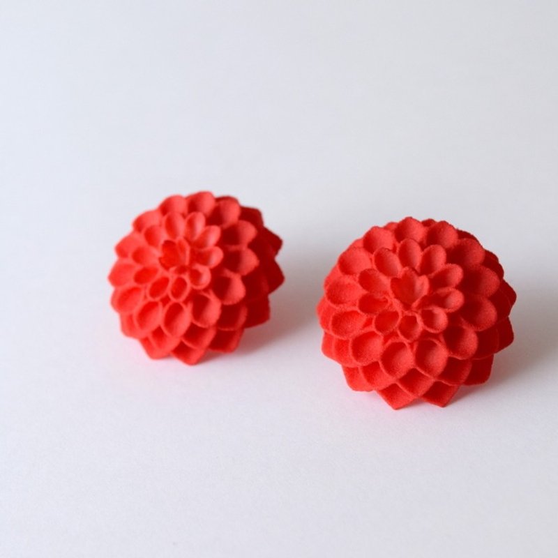 dahlia red earrings - 耳环/耳夹 - 塑料 红色