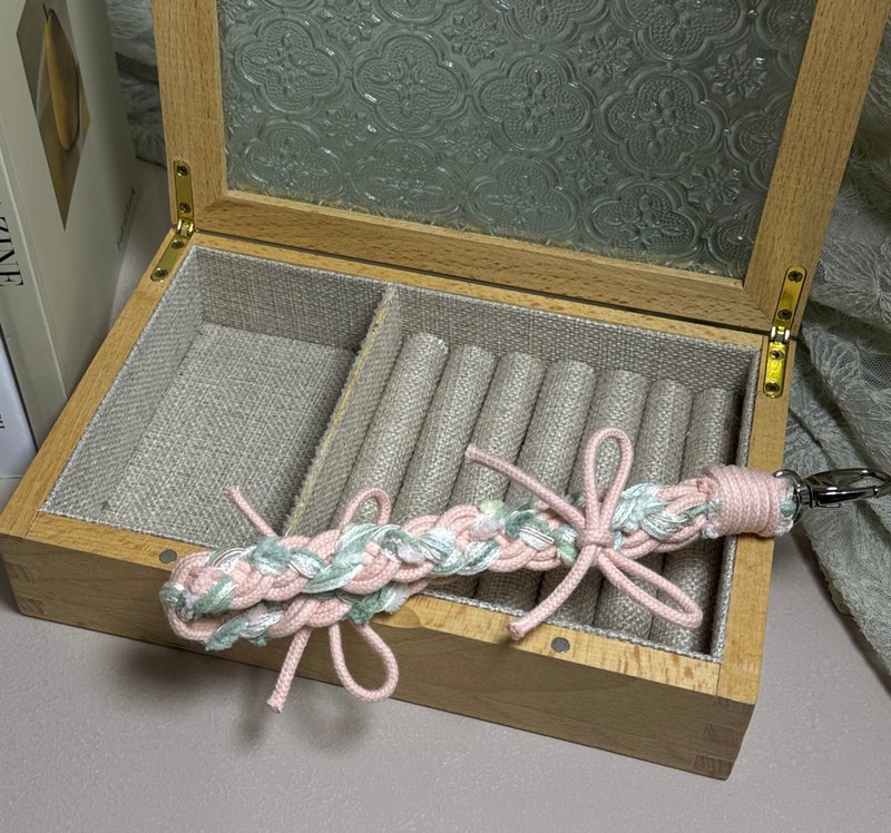 MUMU 平静湖畔蝴蝶结手混线编织手机挂绳 附赠一片手机透明垫片 - 挂绳/吊绳 - 棉．麻 