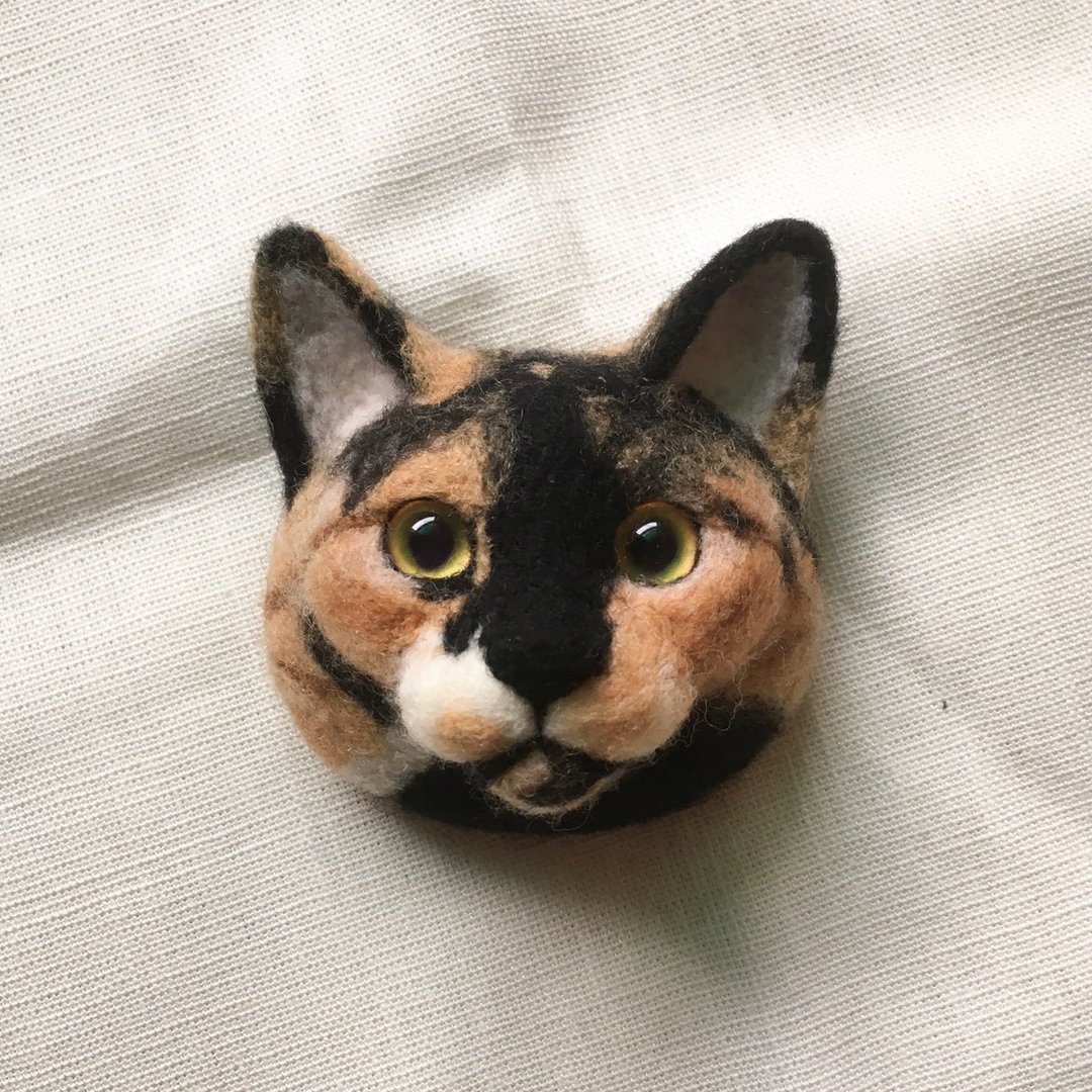 【可定制】 羊毛毡 手作 拟真 宠物 短毛 三花 猫咪 别针 - 胸针 - 羊毛 多色