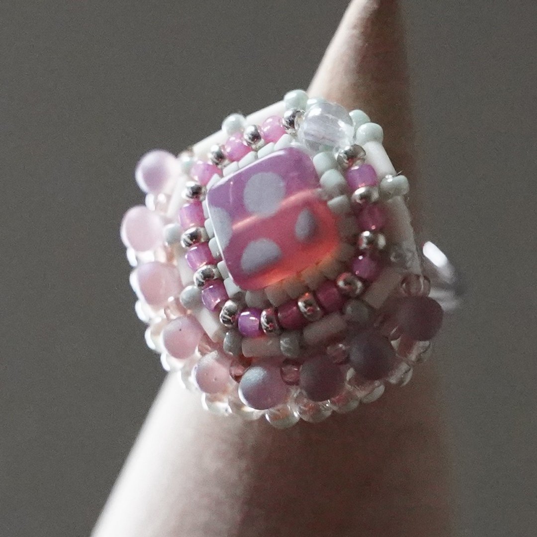 Talking ring 129 free size bead embroidery ring dot big ring - 戒指 - 玻璃 粉红色