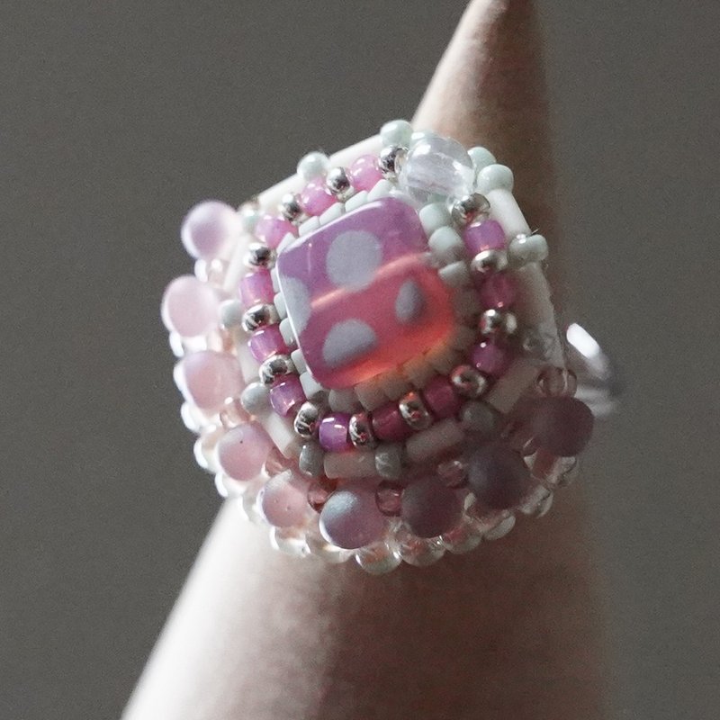 スカーフ留めにも おしゃべりな指輪129 フリーサイズ　ビーズ刺繍のリング　ドット　おおぶりリング - 戒指 - 玻璃 粉红色