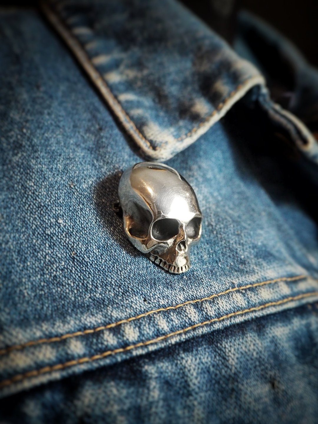 Skull Brooch in White Bronze. - 胸针 - 其他金属 