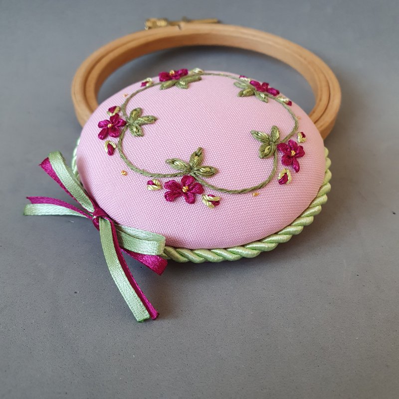針墊 Pink pin cushion pillow ribbon embroidery - 编织/刺绣/羊毛毡/裁缝 - 绣线 粉红色