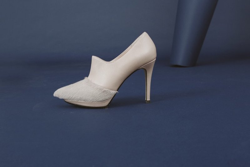 膨状马毛鞋头 挖口真皮细跟靴 杏迷宫 - 女款短靴 - 真皮 卡其色