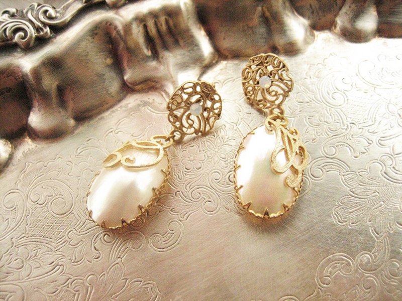 维纳斯宝石-镂空镶钻马贝珍珠雕花镶边耳环 - 耳环/耳夹 - 珍珠 金色