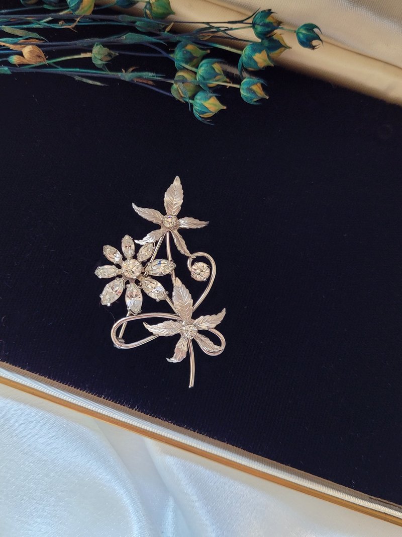 美国西洋古董饰品/ Krementz白钻琉璃苣花银叶胸针/别针/复古首饰 - 胸针 - 其他金属 