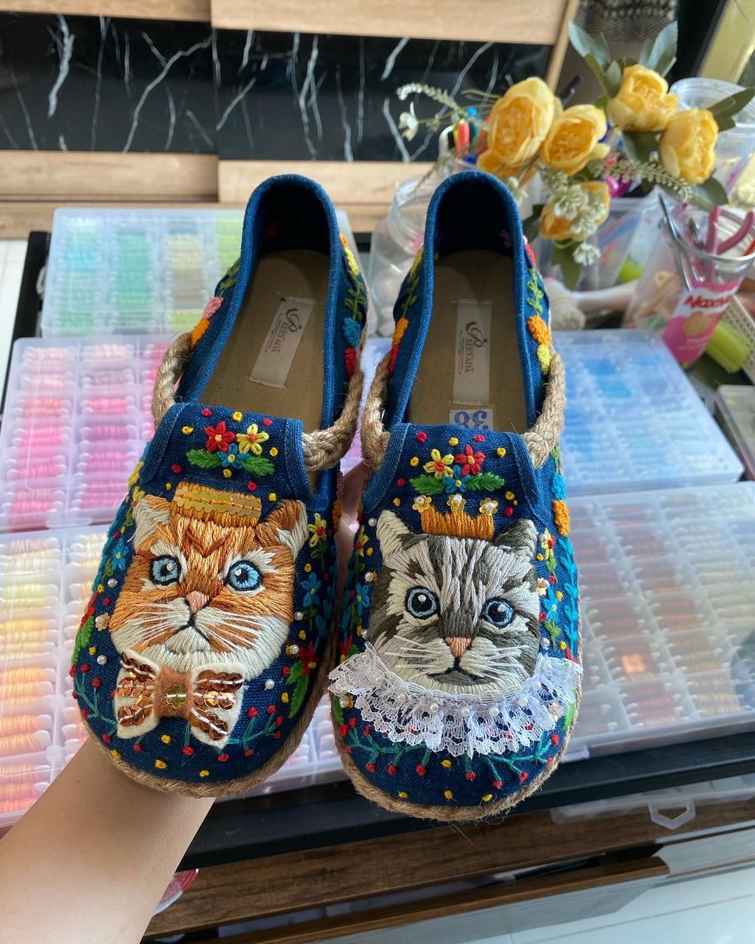 All hand embroidered shoes have a knitted shape. - 高跟鞋 - 绣线 