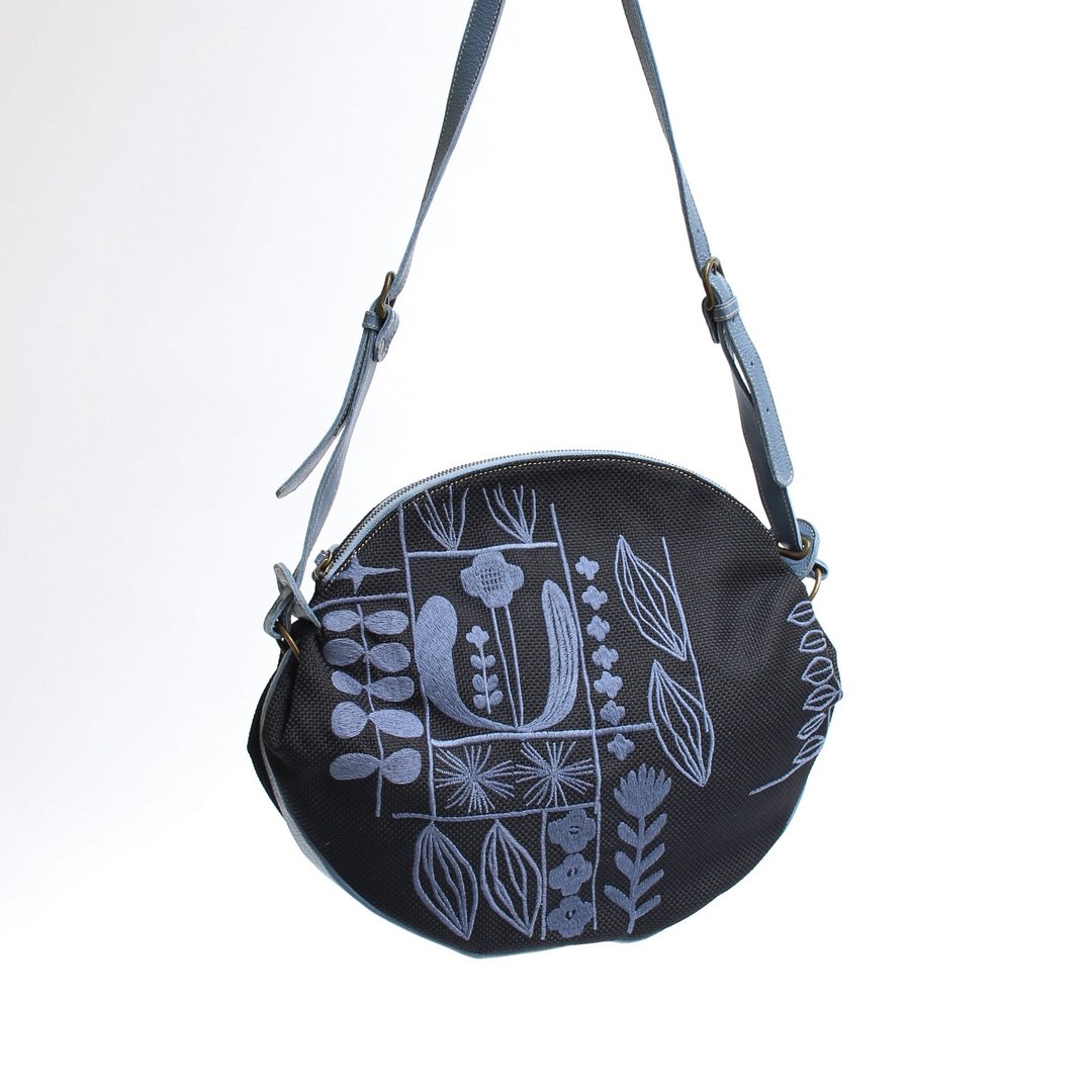 Flower garden embroidery / shoulder bag - 侧背包/斜挎包 - 真皮 黑色