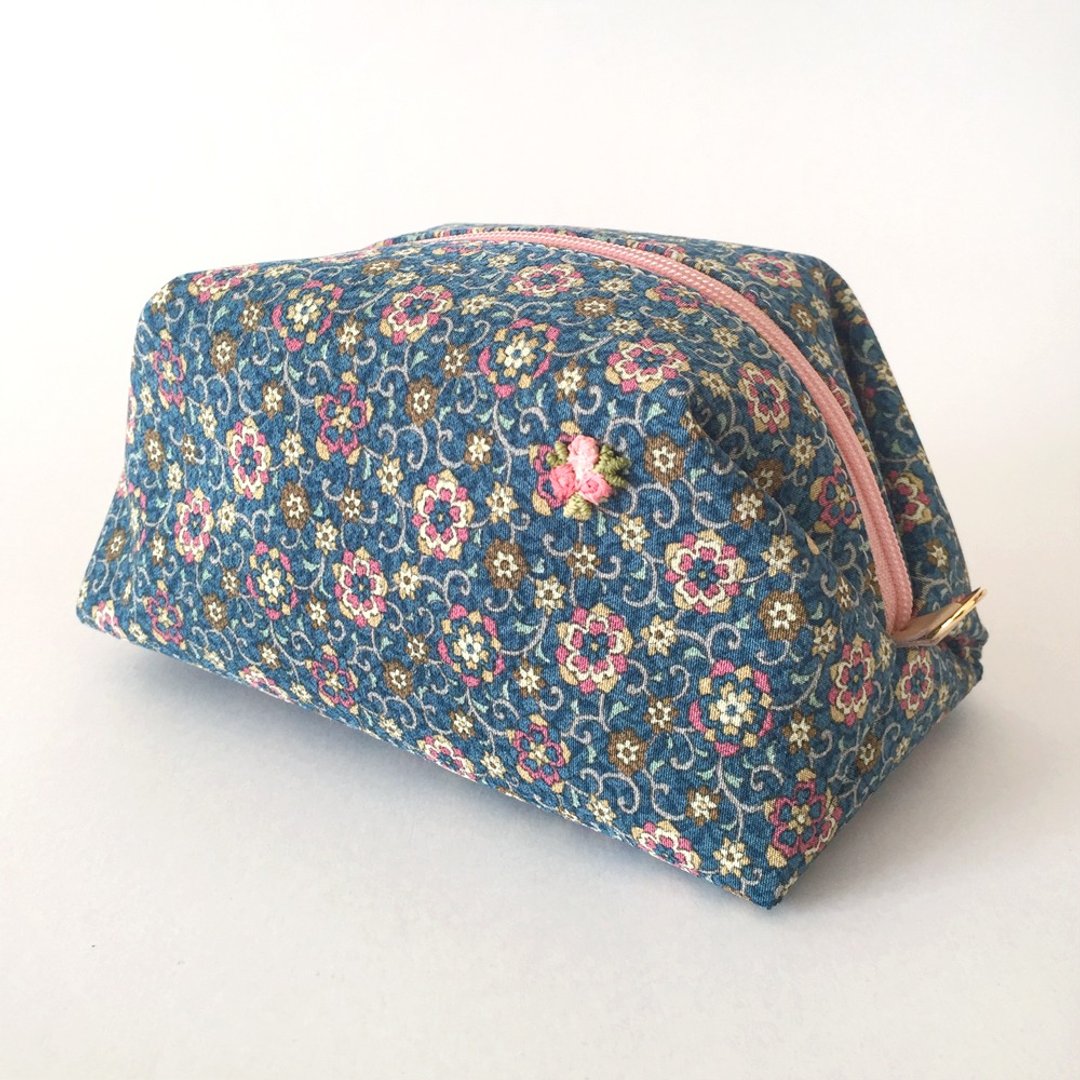 Pouch with Japanese Traditional Pattern, Kimono (Large) - Silk - 化妆包/杂物包 - 丝．绢 蓝色