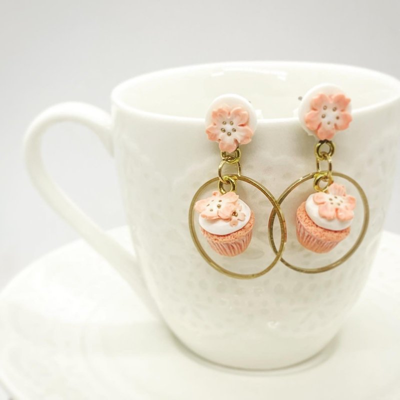 袖珍樱花杯子蛋糕软陶耳环 Miniature Sakura Cup Cake Earrings - 耳环/耳夹 - 陶 粉红色