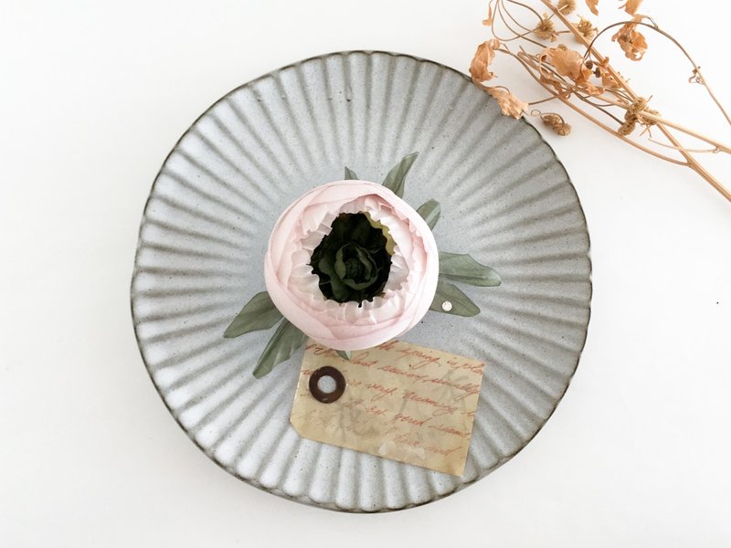 Corsage: Small Ranunculus. Small Ranunculus. (Pink) - 胸针 - 丝．绢 粉红色