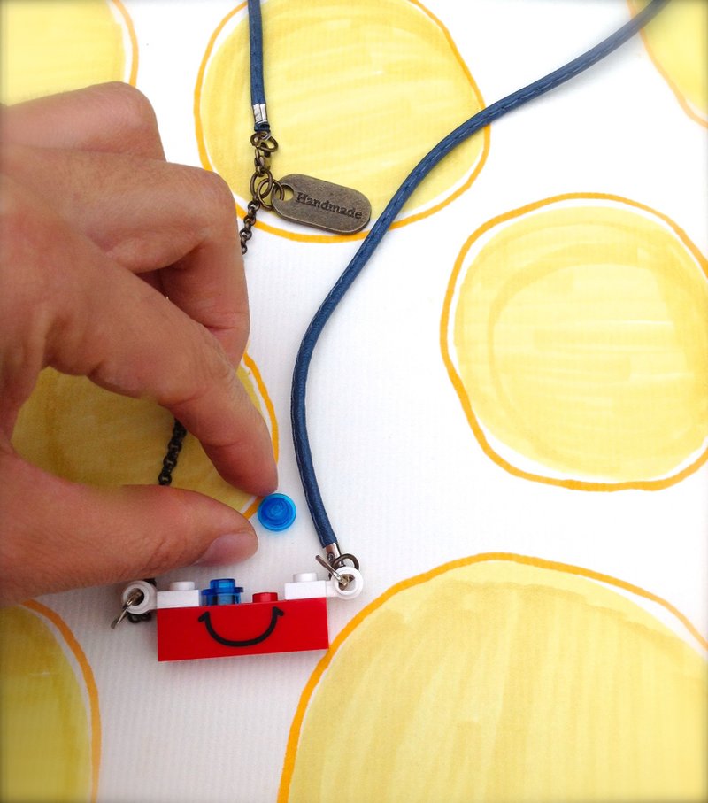 蓝色眼睛红色微笑/乐高 项链 LEGO 童心 长不大 意外 回忆 义卖 - 项链 - 塑料 红色