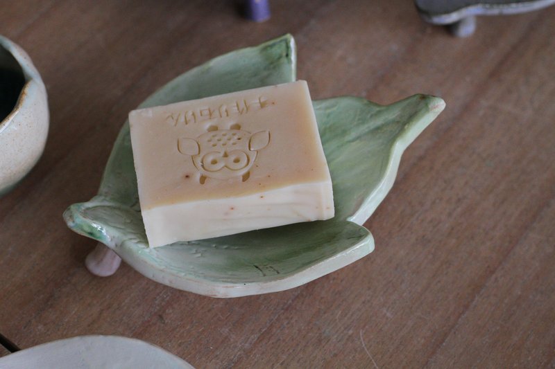 圣诞礼物 纯手捏陶瓷皂盘(构树叶纹) - 香薰/精油/线香 - 陶 绿色