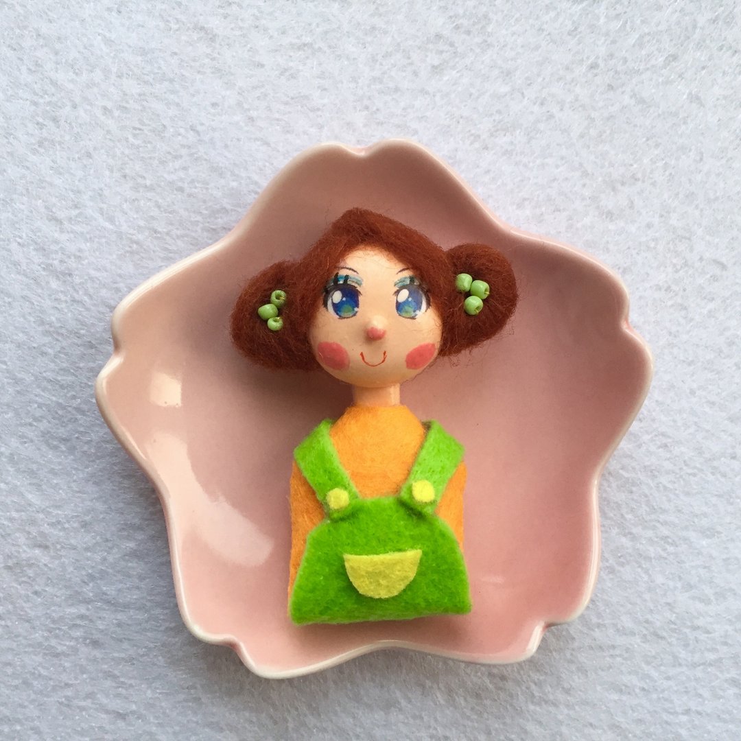 summerlol-【手工限量1个】创意生日礼物人偶绿黄色背带可爱女孩人偶娃娃羊毛毡超轻粘土纸黏土陶土胸针别针饰品 sweet green girl doll clay/wool felt  brooches - 胸针 - 粘土 绿色