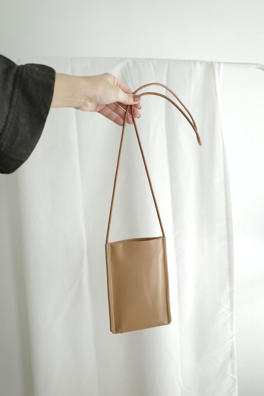 WHITEOAKFACTORY Tin bag - Neck and crossbody pouch for phone, card (Sand) - 其他 - 人造皮革 卡其色
