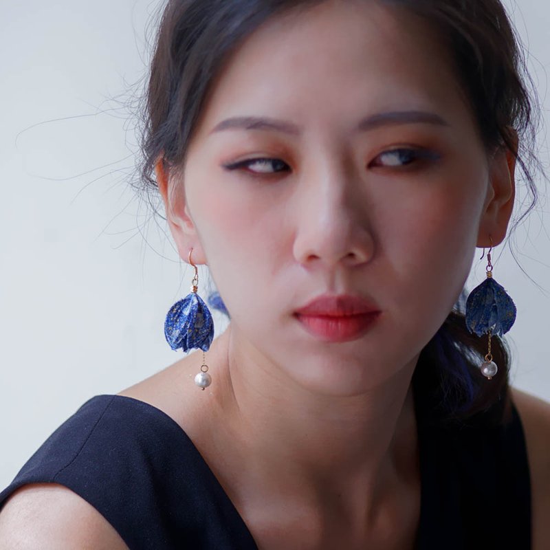 Denisse 克林姆笔触吊钟布花珍珠耳环 - 耳环/耳夹 - 其他材质 蓝色