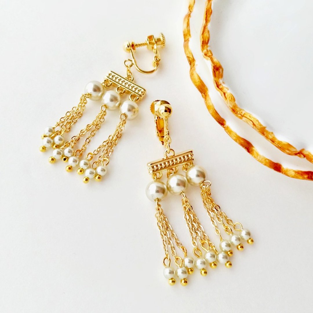 Triple Pearl Earrings - 耳环/耳夹 - 其他金属 白色