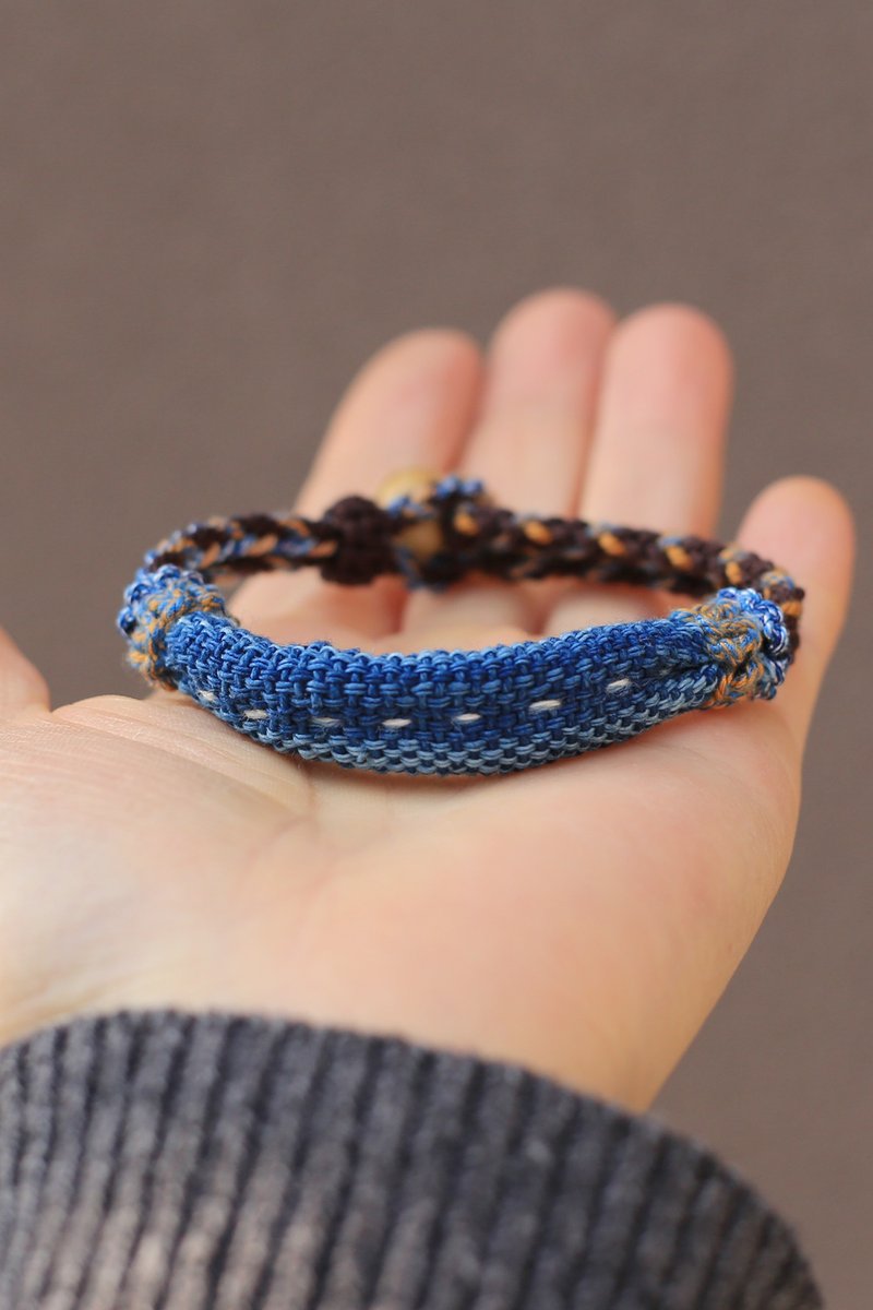 壹染指原创手缝布艺 | 扩香 香囊手环 | 草木染手织布+藏式编绳 - 手链/手环 - 棉．麻 蓝色