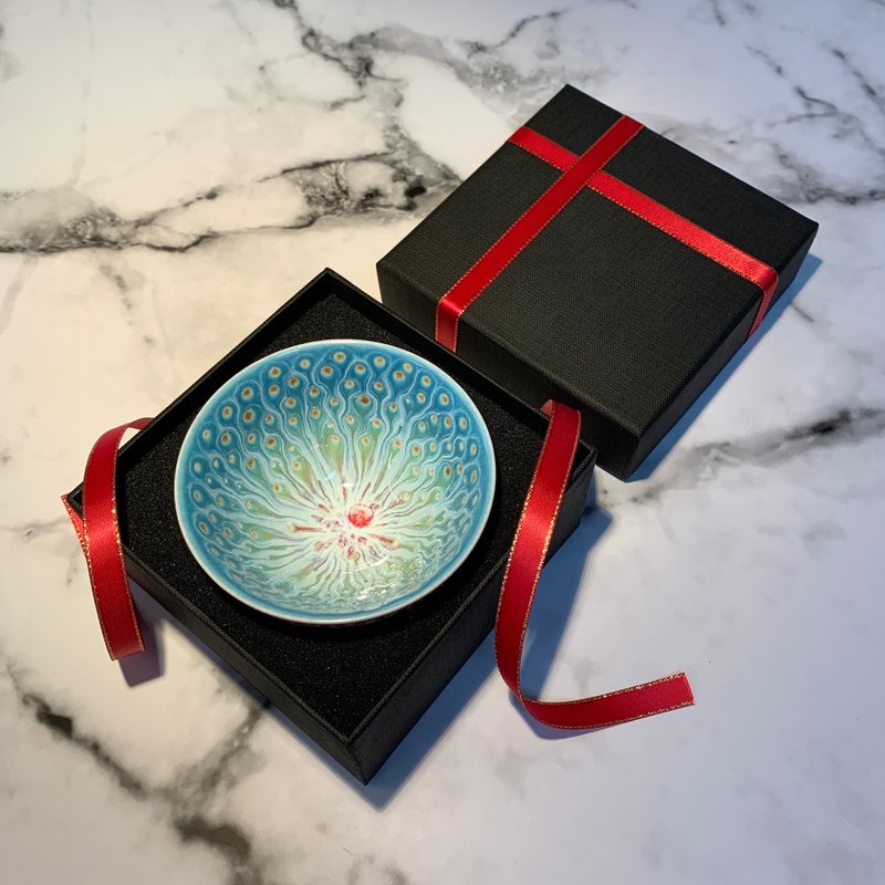 孔雀开屏 中茶碗 / 邱毓宁 / P81 - 茶具/茶杯 - 瓷 多色