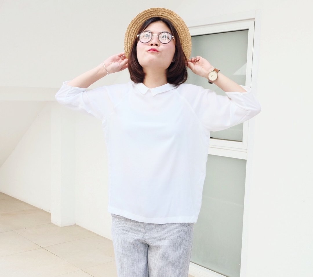 Sloped-Shoulder Shirt : White Color - 女装上衣 - 其他材质 白色