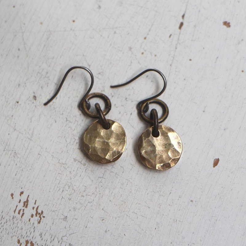 Brass earrings unevenness - 耳环/耳夹 - 其他金属 金色