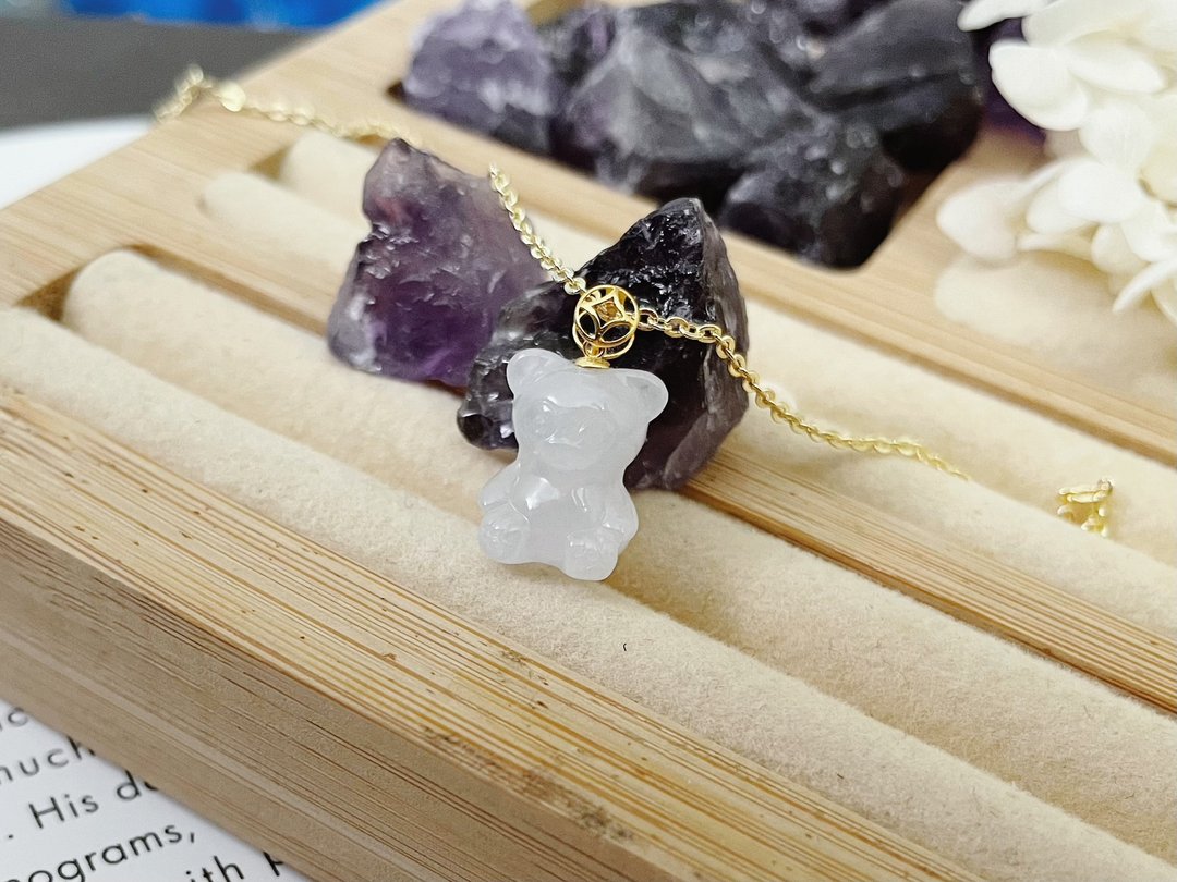 18K纯金 天然缅甸A货翡翠 金钱扣小熊 吊坠 - 吊饰 - 贵金属 白色